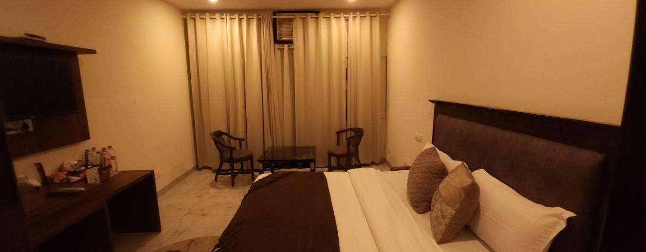 Hotel Multitech Premium Csandígarh Kültér fotó