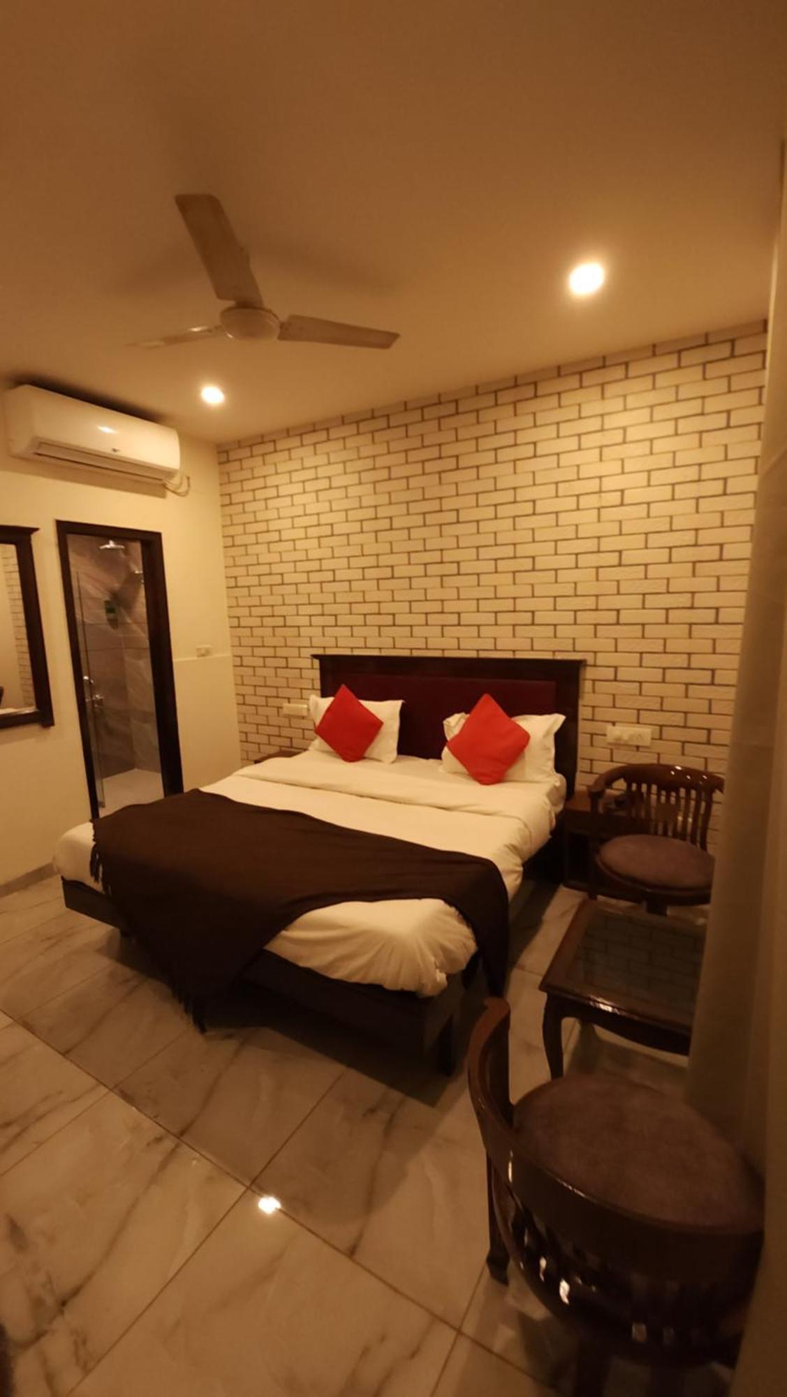 Hotel Multitech Premium Csandígarh Kültér fotó