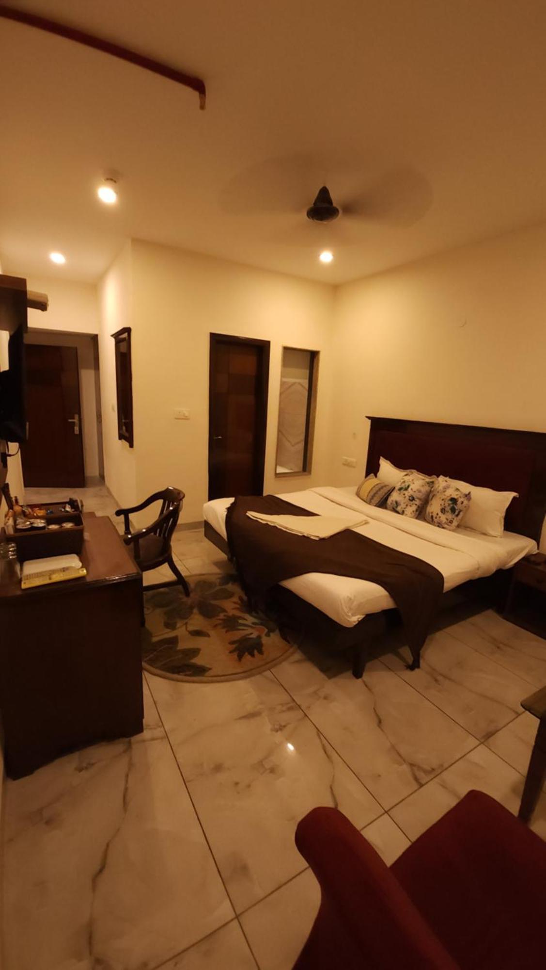 Hotel Multitech Premium Csandígarh Kültér fotó