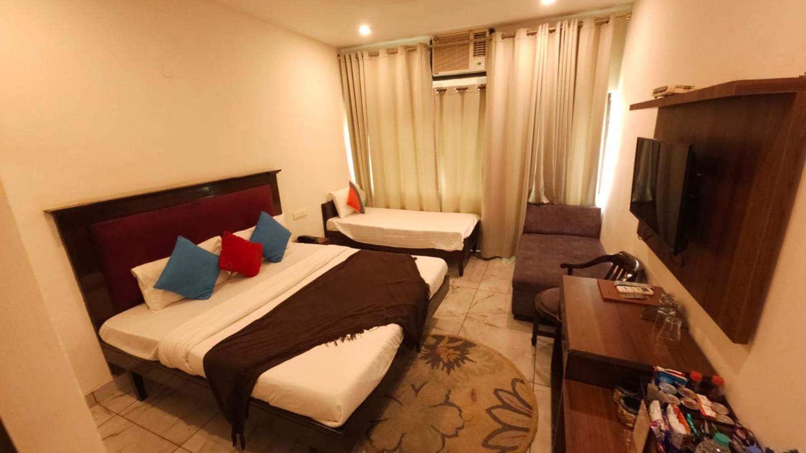 Hotel Multitech Premium Csandígarh Kültér fotó